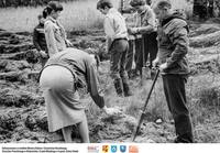 Sadzą drzewka  **Planting trees - b153<br />Dofinansowano ze środków Ministra Kultury i Dziedzictwa Narodowego, Starostwa Powiatowego w Białymstoku, Urzędu Miejskiego w Łapach, Gminy Sokoły<br />