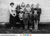 Uczniowie ze swoją panią  **Pupils with their class tutor - b155<br />Dofinansowano ze środków Ministra Kultury i Dziedzictwa Narodowego, Starostwa Powiatowego w Białymstoku, Urzędu Miejskiego w Łapach, Gminy Sokoły<br />