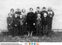 Pani ze swoją klasą  **Class tutor with her children - b162<br />Dofinansowano ze środków Ministra Kultury i Dziedzictwa Narodowego, Starostwa Powiatowego w Białymstoku, Urzędu Miejskiego w Łapach, Gminy Sokoły<br />