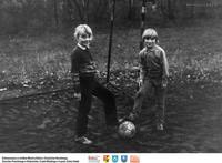 Dwie dziewczyny z piłką  **Two girls with a ball - b163<br />Dofinansowano ze środków Ministra Kultury i Dziedzictwa Narodowego, Starostwa Powiatowego w Białymstoku, Urzędu Miejskiego w Łapach, Gminy Sokoły<br />