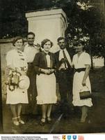 Przed kościołem w Waniewie  **In front of the church in Waniewo - s377<br />Dofinansowano ze środków Ministra Kultury i Dziedzictwa Narodowego, Starostwa Powiatowego w Białymstoku, Urzędu Miejskiego w Łapach, Gminy Sokoły<br />