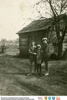 Na gospodarskim podwórku  **In the farmstead’s courtyard - s379<br />Dofinansowano ze środków Ministra Kultury i Dziedzictwa Narodowego, Starostwa Powiatowego w Białymstoku, Urzędu Miejskiego w Łapach, Gminy Sokoły<br />