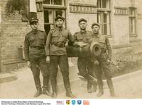 Żołnierze przy zabytkowej armacie  **Soldiers next to a historic cannon - s403<br />Dofinansowano ze środków Ministra Kultury i Dziedzictwa Narodowego, Starostwa Powiatowego w Białymstoku, Urzędu Miejskiego w Łapach, Gminy Sokoły<br />