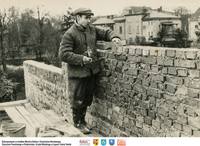 Murarz stawia mur   **Bricklayer building a stone wall  - s405<br />Dofinansowano ze środków Ministra Kultury i Dziedzictwa Narodowego, Starostwa Powiatowego w Białymstoku, Urzędu Miejskiego w Łapach, Gminy Sokoły<br />