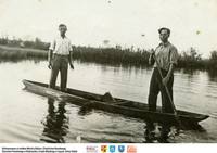 Płyną po stawie  **On the pond - s410<br />Dofinansowano ze środków Ministra Kultury i Dziedzictwa Narodowego, Starostwa Powiatowego w Białymstoku, Urzędu Miejskiego w Łapach, Gminy Sokoły<br />