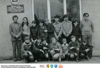 Uczniowie przed szkołą w Kowalewszczyźnie  **Pupils in front of the school in Kowalewszczyzna - s425<br />Dofinansowano ze środków Ministra Kultury i Dziedzictwa Narodowego, Starostwa Powiatowego w Białymstoku, Urzędu Miejskiego w Łapach, Gminy Sokoły<br />