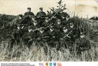 Żołnierze LWP z bronią maszynową   **Soldiers of the Polish Peoples Army with machine guns  - s426<br />Dofinansowano ze środków Ministra Kultury i Dziedzictwa Narodowego, Starostwa Powiatowego w Białymstoku, Urzędu Miejskiego w Łapach, Gminy Sokoły<br />