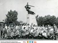 Przed pomnikiem Nike w stolicy  **In front of the Warsaw Heroes Monument ‘Nike’ - s444<br />Dofinansowano ze środków Ministra Kultury i Dziedzictwa Narodowego, Starostwa Powiatowego w Białymstoku, Urzędu Miejskiego w Łapach, Gminy Sokoły<br />