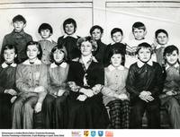 Uczniowie szkoły w Kowalewszczyźnie  **Pupils of the school in Kowalewszczyzna - s445<br />Dofinansowano ze środków Ministra Kultury i Dziedzictwa Narodowego, Starostwa Powiatowego w Białymstoku, Urzędu Miejskiego w Łapach, Gminy Sokoły<br />