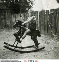 Na koniku bujanym  **On a rocking horse - s482<br />Dofinansowano ze środków Ministra Kultury i Dziedzictwa Narodowego, Starostwa Powiatowego w Białymstoku, Urzędu Miejskiego w Łapach, Gminy Sokoły<br />