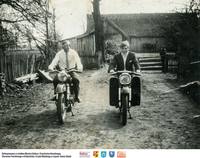 Motocykliści  **Motorcyclists - s503<br />Dofinansowano ze środków Ministra Kultury i Dziedzictwa Narodowego, Starostwa Powiatowego w Białymstoku, Urzędu Miejskiego w Łapach, Gminy Sokoły<br />