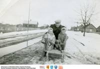 Rodzinnie na sankach  **Sledging with family - s515<br />Dofinansowano ze środków Ministra Kultury i Dziedzictwa Narodowego, Starostwa Powiatowego w Białymstoku, Urzędu Miejskiego w Łapach, Gminy Sokoły<br />