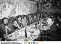 Studniówka AD. 1979-  przy stole  **Senior prom 1979 - at the table - sk189<br />Dofinansowano ze środków Ministra Kultury i Dziedzictwa Narodowego, Starostwa Powiatowego w Białymstoku, Urzędu Miejskiego w Łapach, Gminy Sokoły<br />