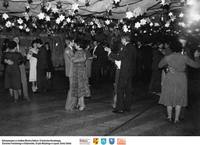 Studniówka AD. 1979- tańczą  **Senior prom 1979 - dancing - sk191<br />Dofinansowano ze środków Ministra Kultury i Dziedzictwa Narodowego, Starostwa Powiatowego w Białymstoku, Urzędu Miejskiego w Łapach, Gminy Sokoły<br />