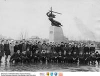 W Warszawie- przed pomnikiem Nike  **In Warsaw - in front of the Warsaw Heroes Monument ‘Nike’ - sk215<br />Dofinansowano ze środków Ministra Kultury i Dziedzictwa Narodowego, Starostwa Powiatowego w Białymstoku, Urzędu Miejskiego w Łapach, Gminy Sokoły<br />