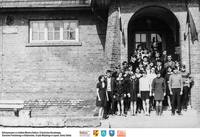 Pamiątkowa fotografia przed starą szkołą  **Keepsake photograph in front of the old school building - sk225<br />Dofinansowano ze środków Ministra Kultury i Dziedzictwa Narodowego, Starostwa Powiatowego w Białymstoku, Urzędu Miejskiego w Łapach, Gminy Sokoły<br />