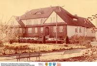 Panorama starej szkoły  **Panorama of the old school building - sk242<br />Dofinansowano ze środków Ministra Kultury i Dziedzictwa Narodowego, Starostwa Powiatowego w Białymstoku, Urzędu Miejskiego w Łapach, Gminy Sokoły<br />