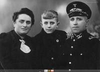 Niemiecki kolejarz z rodziną;  *German railwayman with his family  **4675<br />
