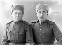 Dwóch żołnierzy Armii Czerwonej ;  *Two Red Army soldiers  **6975<br />