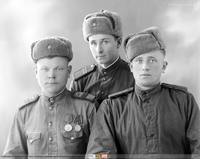 Trzech żołnierzy Armii Czerwonej ;  *Three Red Army soldiers  **6985<br />