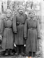 Trzech żołnierzy w szynelach;  *Three soldiers in greatcoats **7005<br />