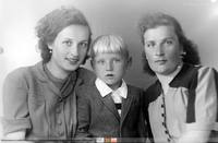 Chłopiec i dwie kobiety;  *Boy and two women **7377<br />