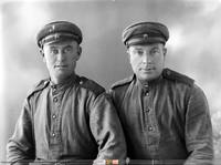 Dwóch żołnierzy Armii Czerwonej ;  *Two Red Army soldiers  **7689<br />