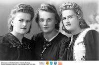 Trzy panny** Three unmarried women  -7936<br />Dofinansowano ze środków Ministra Kultury i Dziedzictwa Narodowego, Starostwa Powiatowego w Białymstoku, Urzędu Miejskiego w Łapach, Gminy Sokoły<br />