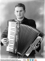 Kawaler z akordeonem** Bachelor with an accordion  -8022<br />Dofinansowano ze środków Ministra Kultury i Dziedzictwa Narodowego, Starostwa Powiatowego w Białymstoku, Urzędu Miejskiego w Łapach, Gminy Sokoły<br />