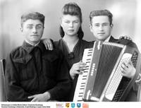 Panna i dwóch kawalerów z akordeonem** Unmarried woman and two bachelors with an accordion  -8023<br />Dofinansowano ze środków Ministra Kultury i Dziedzictwa Narodowego, Starostwa Powiatowego w Białymstoku, Urzędu Miejskiego w Łapach, Gminy Sokoły<br />