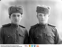 Dwóch podoficerów Armii Czerwonej ** Two Red Army non-commissioned officers   -8030<br />Dofinansowano ze środków Ministra Kultury i Dziedzictwa Narodowego, Starostwa Powiatowego w Białymstoku, Urzędu Miejskiego w Łapach, Gminy Sokoły<br />