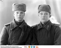 Dwóch żołnierzy Armii Czerwonej ** Two Red Army soldiers   -8033<br />Dofinansowano ze środków Ministra Kultury i Dziedzictwa Narodowego, Starostwa Powiatowego w Białymstoku, Urzędu Miejskiego w Łapach, Gminy Sokoły<br />