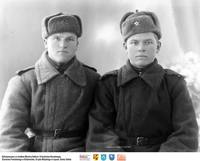 Dwóch żołnierzy Armii Czerwonej w szynelach** Two Red Army soldiers in greatcoats  -8034<br />Dofinansowano ze środków Ministra Kultury i Dziedzictwa Narodowego, Starostwa Powiatowego w Białymstoku, Urzędu Miejskiego w Łapach, Gminy Sokoły<br />