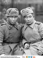 Dwóch żołnierzy Armii Czerwonej w szynelach- typy azjatyckie** Two Red Army soldiers in greatcoats - Asian type  -8036<br />Dofinansowano ze środków Ministra Kultury i Dziedzictwa Narodowego, Starostwa Powiatowego w Białymstoku, Urzędu Miejskiego w Łapach, Gminy Sokoły<br />