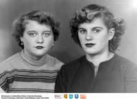 Dwie młode kobiety** Two young women  -8142<br />Dofinansowano ze środków Ministra Kultury i Dziedzictwa Narodowego, Starostwa Powiatowego w Białymstoku, Urzędu Miejskiego w Łapach, Gminy Sokoły<br />