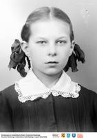 Nastolatka z warkoczami** Teenage girl with plaits  -8158<br />Dofinansowano ze środków Ministra Kultury i Dziedzictwa Narodowego, Starostwa Powiatowego w Białymstoku, Urzędu Miejskiego w Łapach, Gminy Sokoły<br />