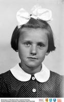 Dziewczyna z kokardką** Girl with a bow  -8176<br />Dofinansowano ze środków Ministra Kultury i Dziedzictwa Narodowego, Starostwa Powiatowego w Białymstoku, Urzędu Miejskiego w Łapach, Gminy Sokoły<br />