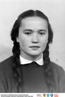 Dziewczyna z warkoczami** Girl with plaits  -8183<br />Dofinansowano ze środków Ministra Kultury i Dziedzictwa Narodowego, Starostwa Powiatowego w Białymstoku, Urzędu Miejskiego w Łapach, Gminy Sokoły<br />