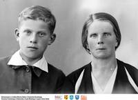 Wnuczek z babcią?** Grandson with his grandmother?  -8207<br />Dofinansowano ze środków Ministra Kultury i Dziedzictwa Narodowego, Starostwa Powiatowego w Białymstoku, Urzędu Miejskiego w Łapach, Gminy Sokoły<br />