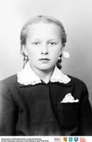 Dziewczyna z warkoczami** Girl with plaits  -8209<br />Dofinansowano ze środków Ministra Kultury i Dziedzictwa Narodowego, Starostwa Powiatowego w Białymstoku, Urzędu Miejskiego w Łapach, Gminy Sokoły<br />