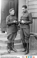 Dwóch oficerów sowieckich w Łapach** Two Soviet officers in Łapy  -8343<br />Dofinansowano ze środków Ministra Kultury i Dziedzictwa Narodowego, Starostwa Powiatowego w Białymstoku, Urzędu Miejskiego w Łapach, Gminy Sokoły<br />