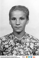 Dziewczyna w wiosennej bluzce** Girl in a spring blouse  -8429<br />Dofinansowano ze środków Ministra Kultury i Dziedzictwa Narodowego, Starostwa Powiatowego w Białymstoku, Urzędu Miejskiego w Łapach, Gminy Sokoły<br />